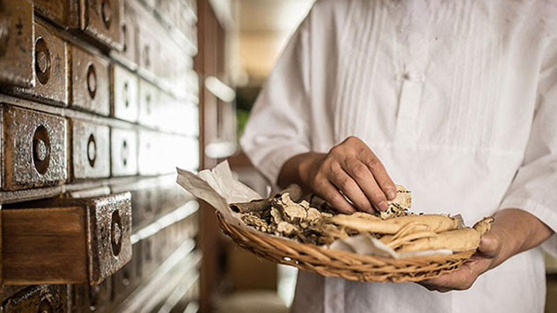 Bạn nên tham khảo ý kiến của bác sĩ, dược sĩ hoặc thầy thuốc Đông y trước khi sử dụng nhung hươu